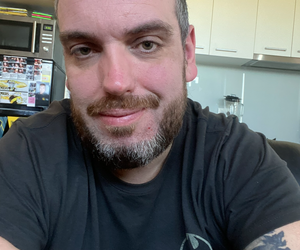 Melbguy82 - straight guy selling pics to anyone :)